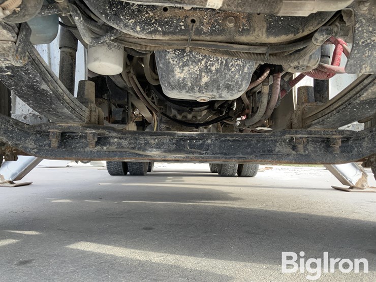 2015-freightliner-m2-106-image-18