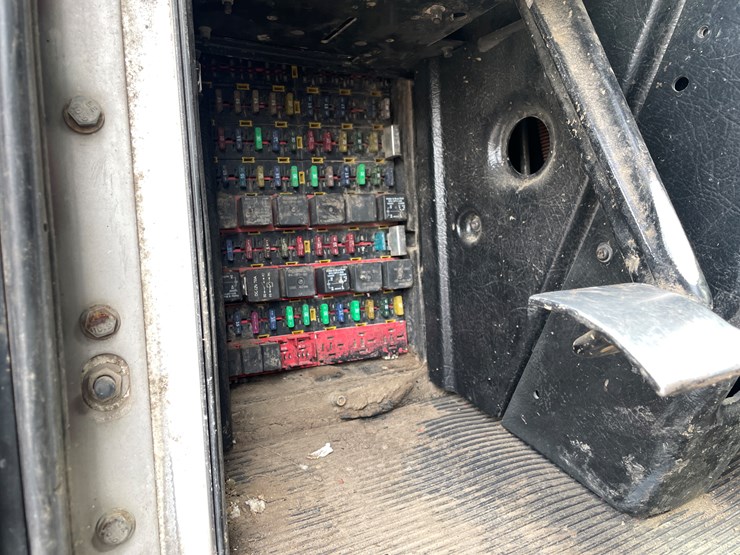 #240-•-2005-kenworth-truck-tractor-(has-mn-title)-(mora,-mn)-image-30