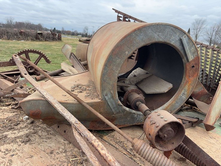 gleaner-fordson-mounted-combine-image-24
