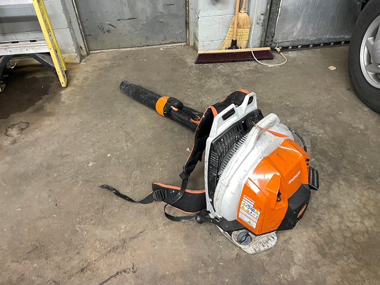 #2523-•-stihl-backpack-leaf-blower-(columbia-heights,-mn)-image-2