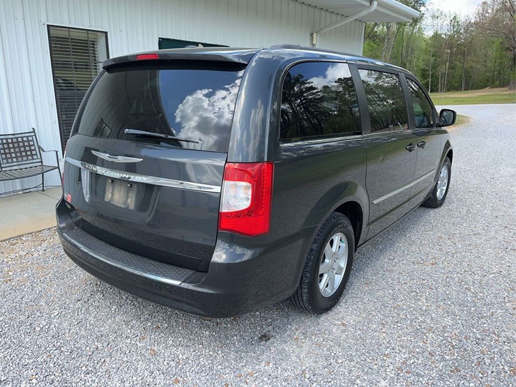 2012-chrysler-town-&-country-image-19