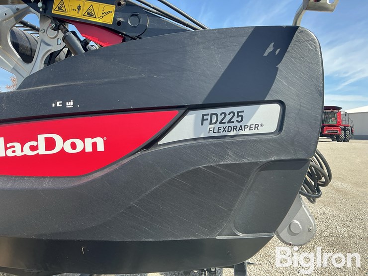 2023-macdon-fd225-flex-draper-head-image-10