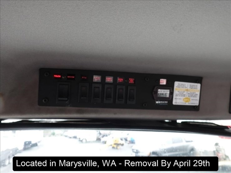 2003-freightliner-fl80-image-30