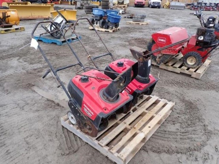 qty-of-(2)-honda-hs720-20-in.-snowblowers-image-3