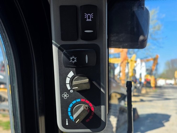 2024-jcb-215-image-54