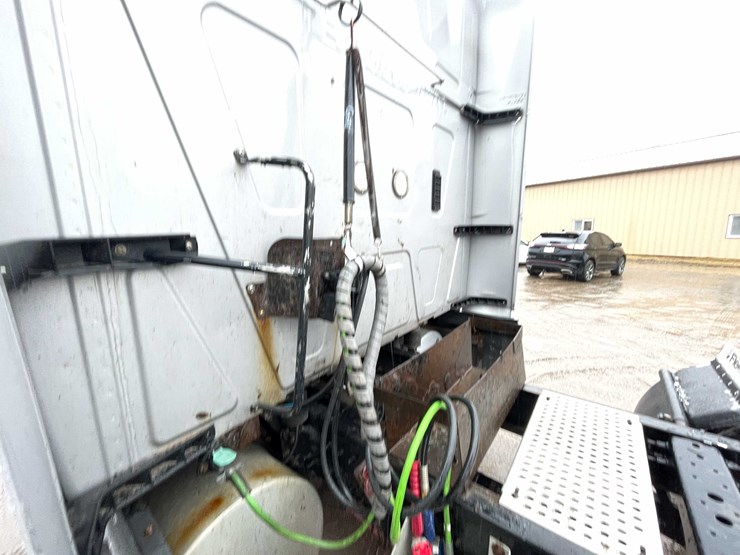 #230-•-2016-international-semi-tractor-(has-wi-title)-(denmark,-wi)-image-18