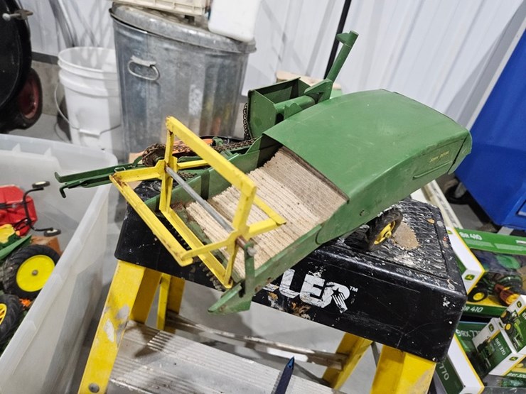 #982-•-john-deere-pull-behind-harvester-metal-toy-image-3
