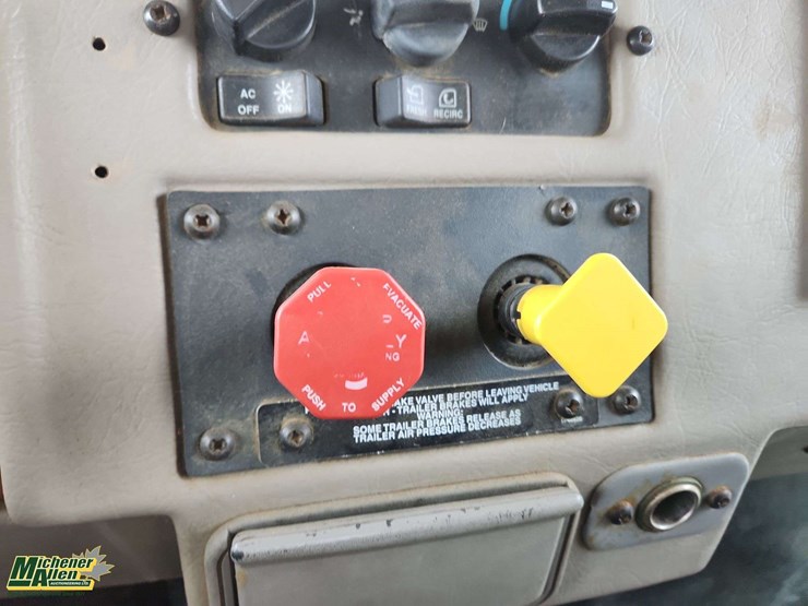 2008-peterbilt-340-image-9