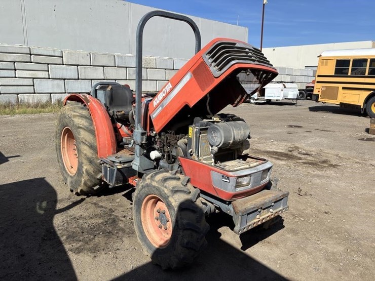 2005-kubota-m8200-image-2