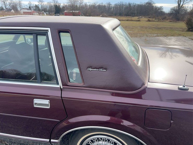 1989-lincoln-town-car-image-24