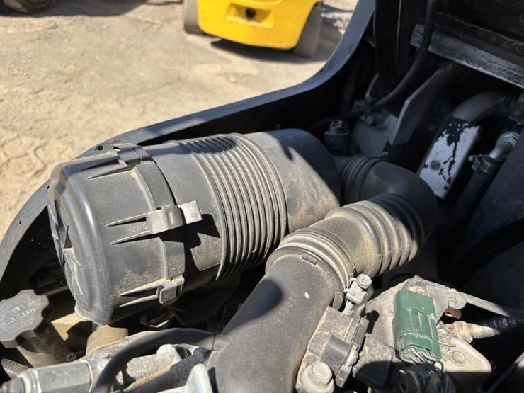 2011-nissan-mcp1f2a25lv-image-34