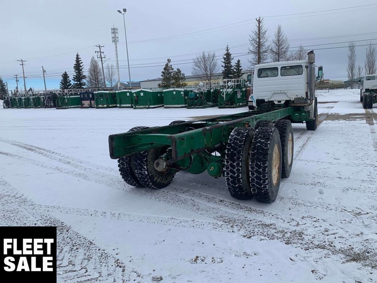 2003-freightliner-fl106-image-9