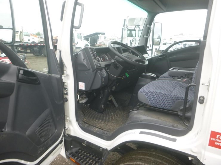 2023-isuzu-nrr-image-11