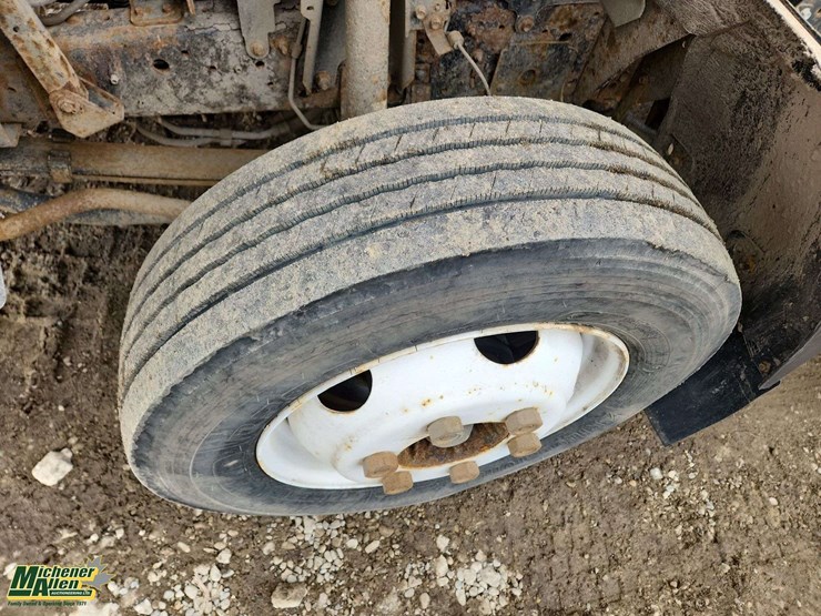 2016-isuzu-npr-image-23