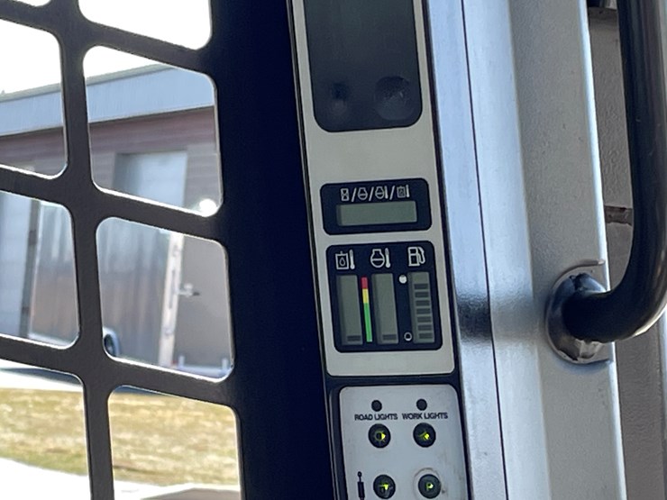 new-holland-l170-image-30