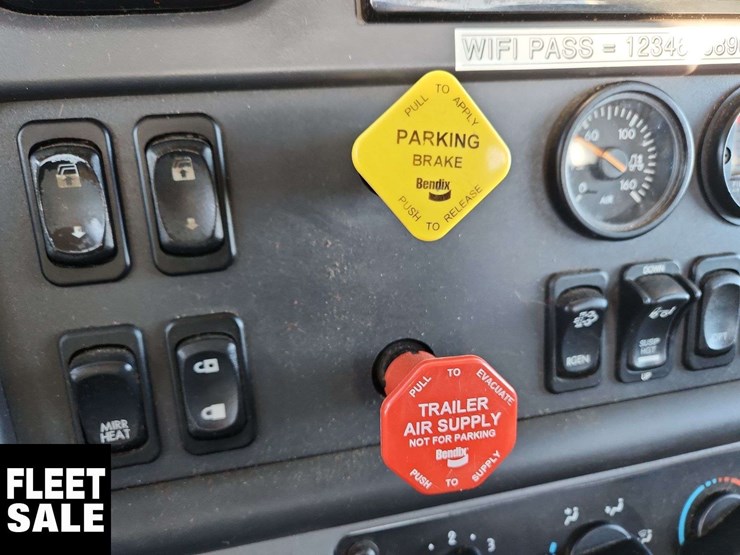 2020-freightliner-m2-106-image-11