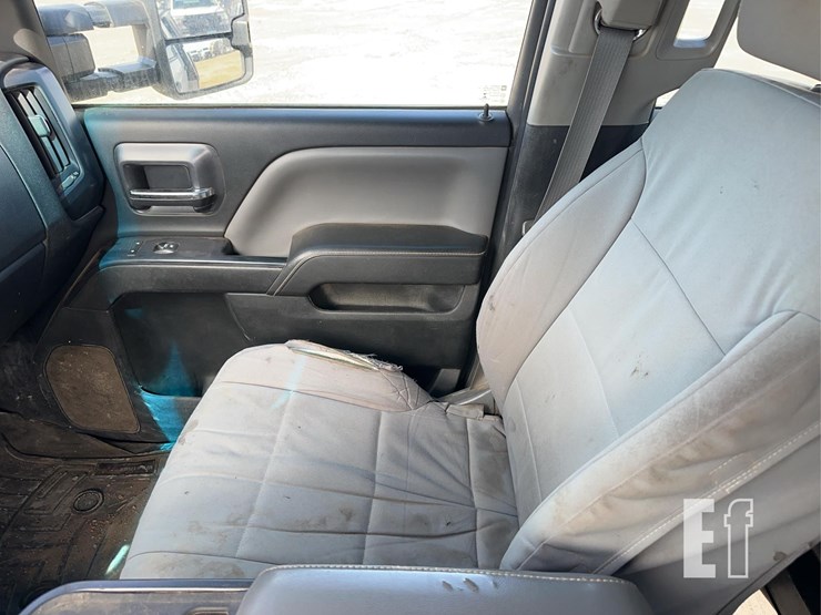 2015-chevrolet-3500-image-12