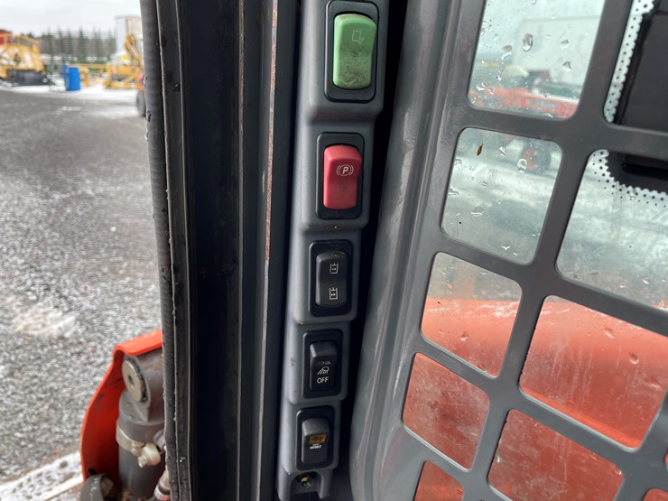 2022-kubota-ssv75-image-36