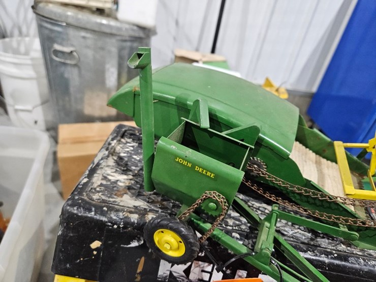 #982-•-john-deere-pull-behind-harvester-metal-toy-image-5