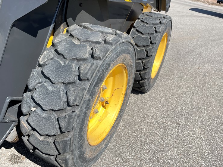 new-holland-l170-image-11