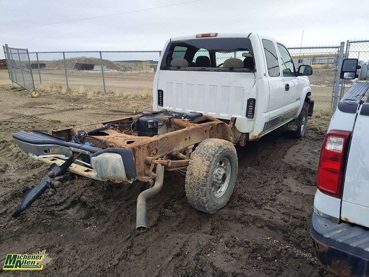 2004-chevrolet-silverado-2500hd-image-3