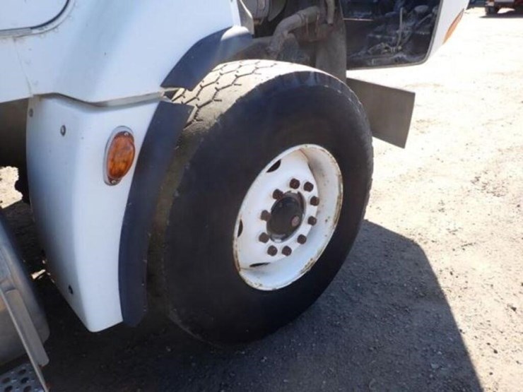 2001-freightliner-fld112-image-31