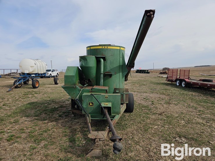 john-deere-700-image-2