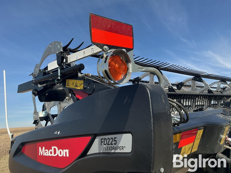 2023-macdon-fd225-flex-draper-head-image-9