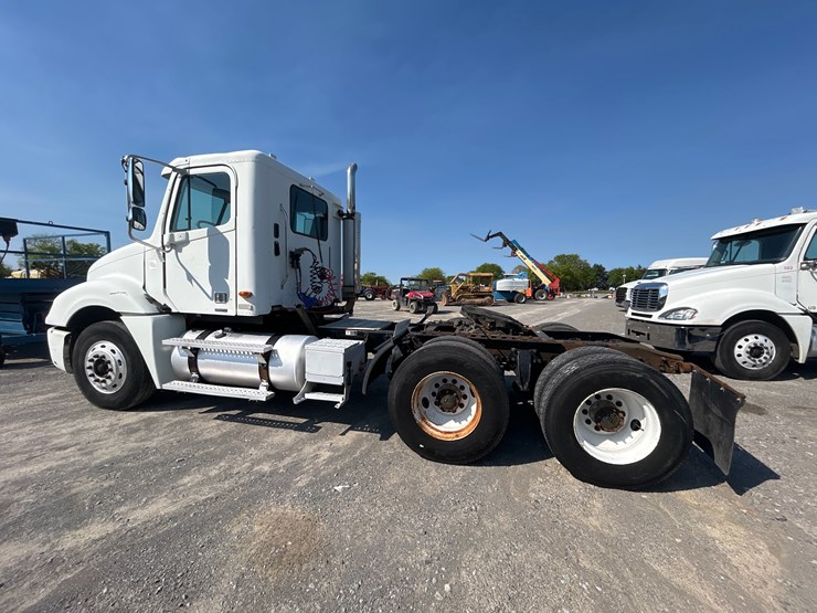 2003-freightliner-columbia-120-image-4