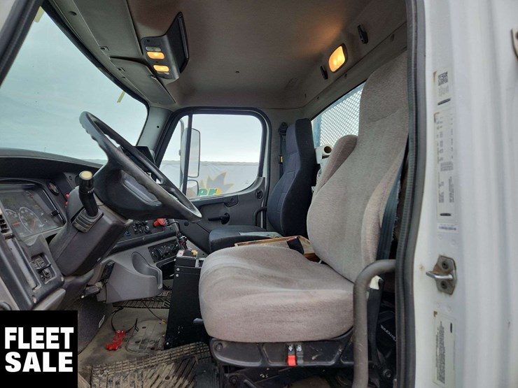 2018-freightliner-m2-106-image-16