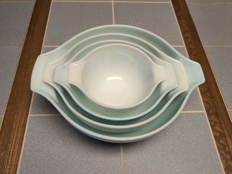 pyrex-turquoise-and-white-mixing-bowl-set-image-10