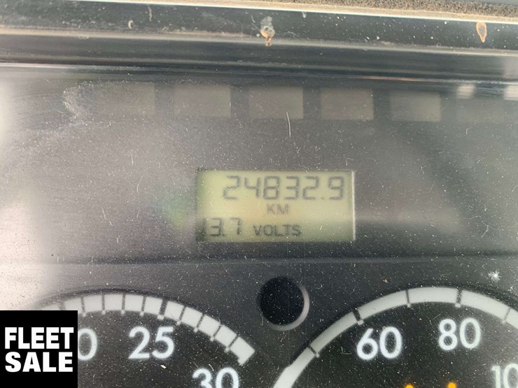 2003-freightliner-fl106-image-16