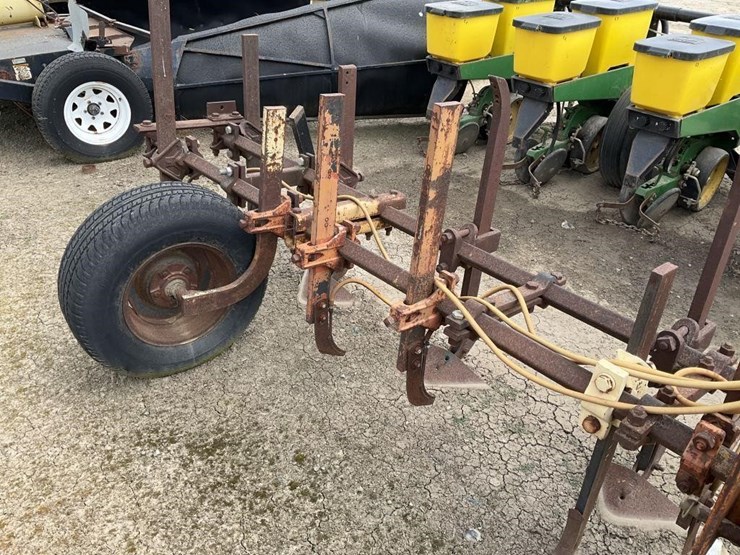 custom-3-pt-8-row-30"-cultivator-image-9