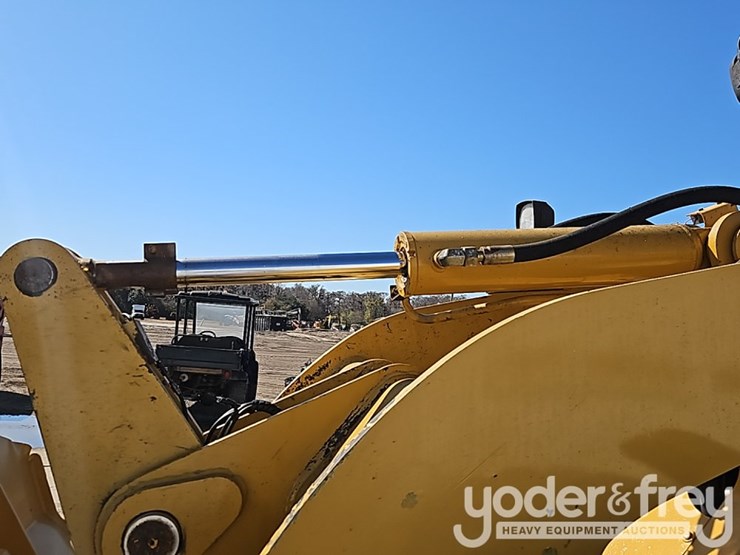 caterpillar-928g-image-15