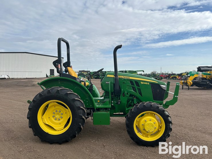 2022-john-deere-5045e-image-4
