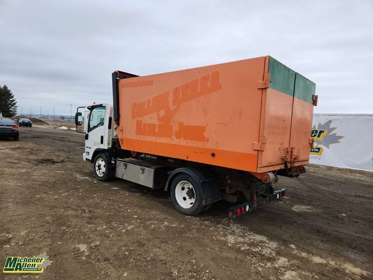 2016-isuzu-npr-image-15