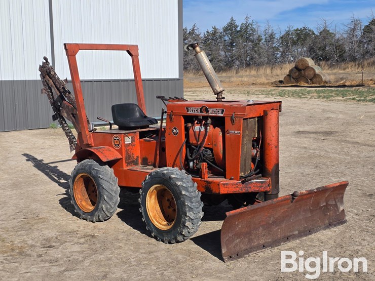 ditch-witch-v30-image-1