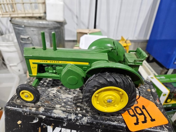 #991-•-john-deere-820-1/16-die-cast-toy-tractor-image-2