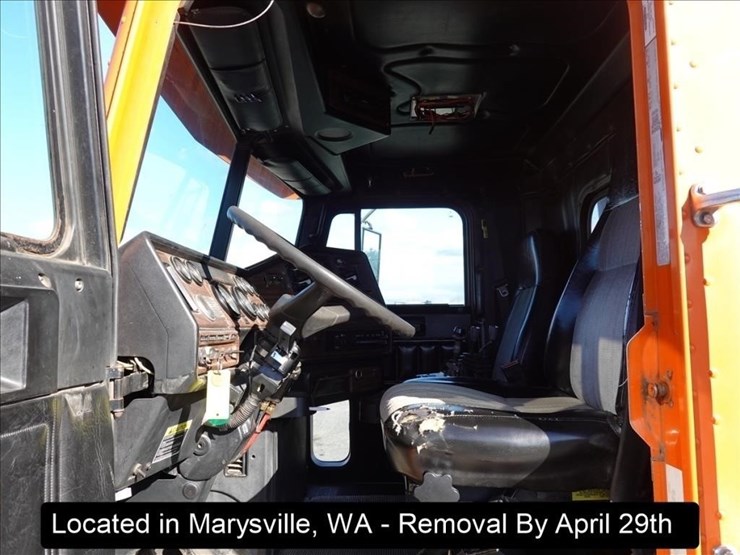 2001-freightliner-fld120-image-16