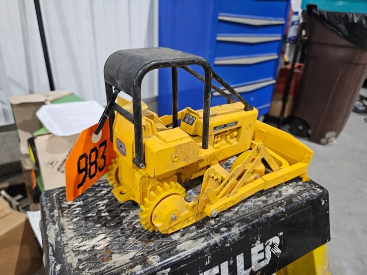 #983-•-john-deere-dozer-1/16-die-cast-toy-image-3
