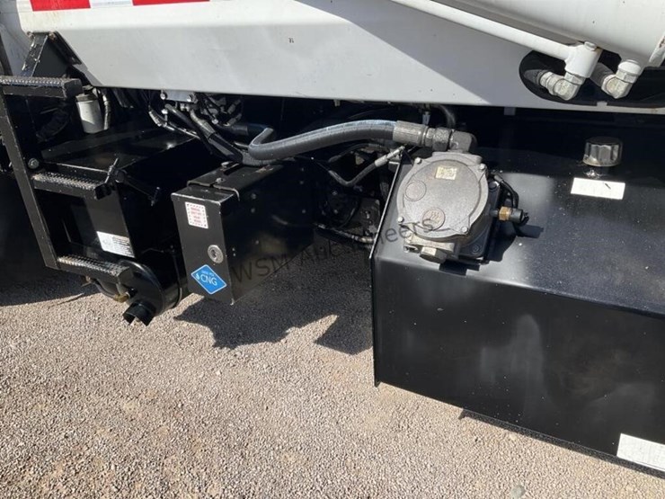 2014-peterbilt-320-image-11