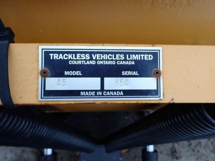 2004-trackless-rmt5t-series-v-4x4-sidewalk-tractor-image-24