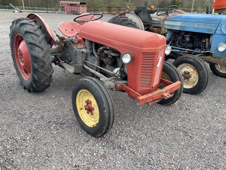 #3051-•-furguson-tractor-image-3