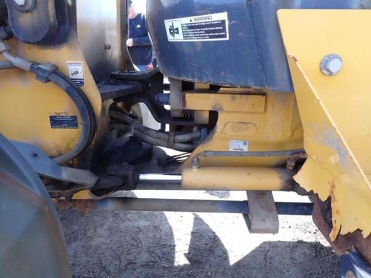 2014-deere-324j-image-34