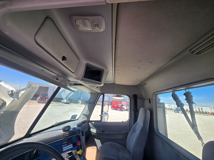 2006-freightliner-columbia-120-image-51