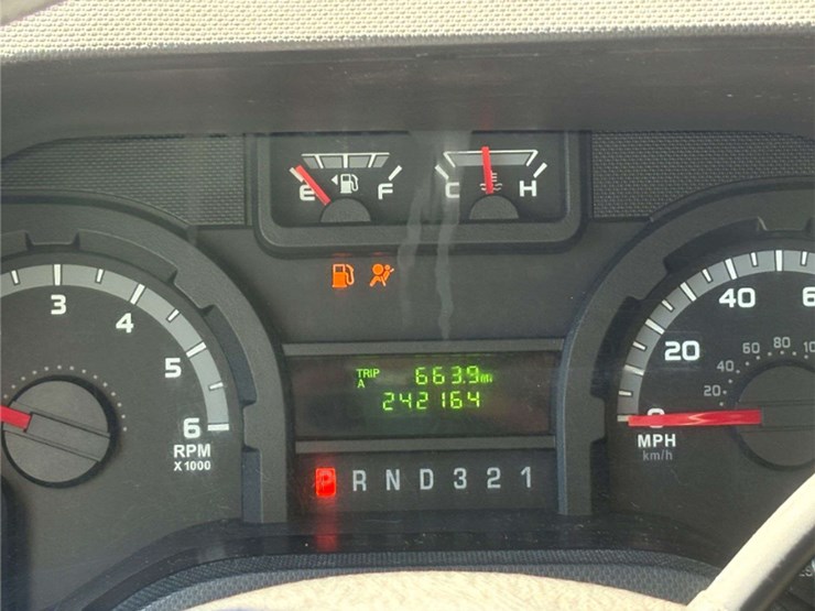 2011-ford-e350-image-32