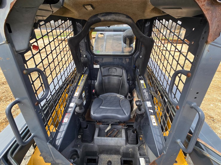 2013-deere-329d-image-35