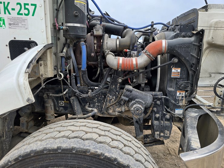 2017-peterbilt-348-image-37