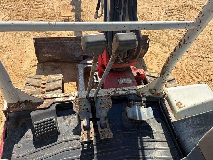 2013-takeuchi-tb235-image-30