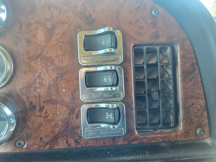 2005-peterbilt-379-image-65
